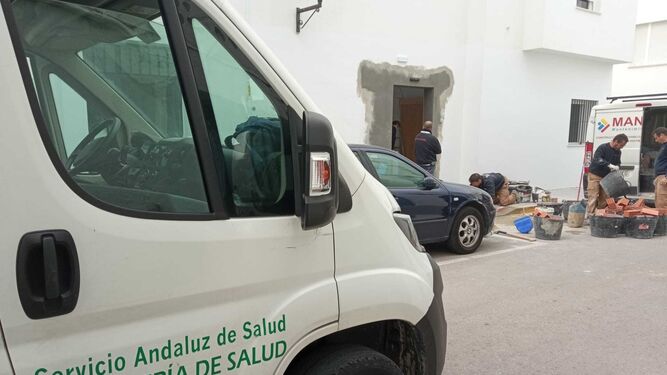 Personal del SAS está realizando el traslado del mobiliario al nuevo centro sanitario.