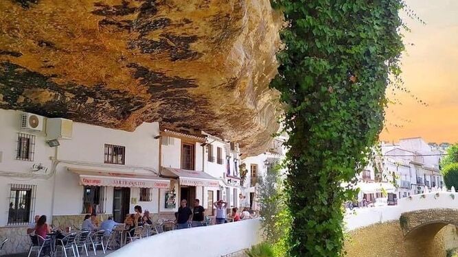 Una de las calles más típicas de Setenil, cuajada de casas-cuevas, que se han convertido en todo un atractivo para el turismo.