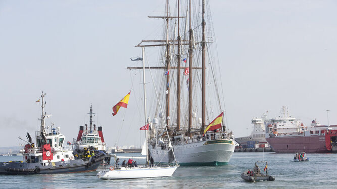 El 'Elcano' en su salida del puerto de Cádiz.