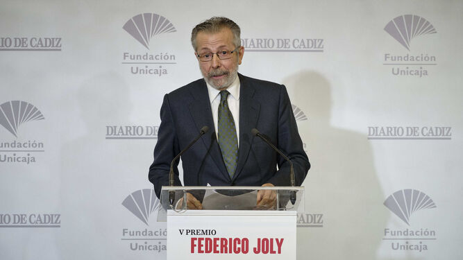 El pintor Hernán Cortés, presidente del jurado Federico Joly, durante su discurso