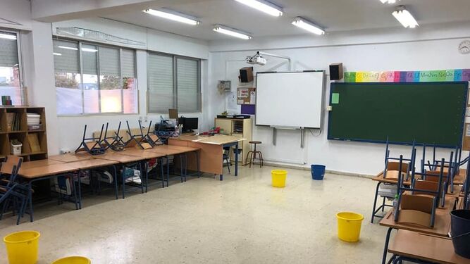 Imagen de una de las aulas de Primaria del colegio público El Juncal que resultaron inundadas el lunes.