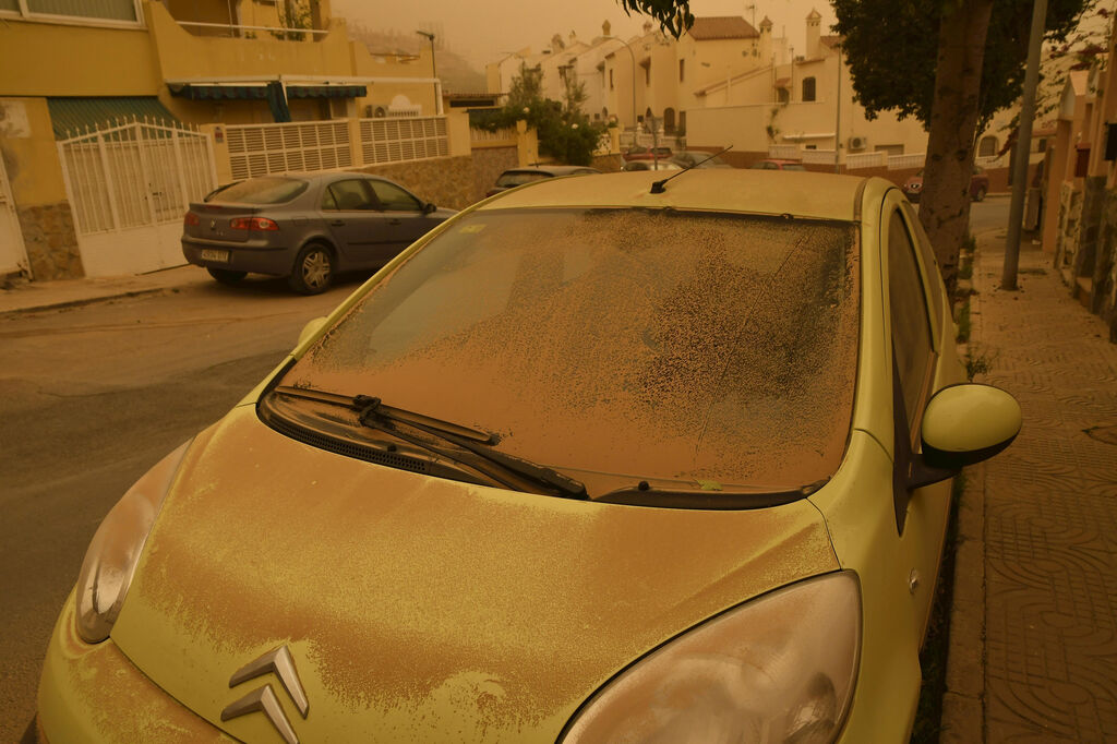 El polvo sobre un coche en Roquetas de Mar (Almer&iacute;a) / EFE/Carlos Barba