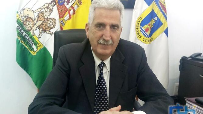 El alcalde de Chipiona, Luis Mario Aparcero, en el Ayuntamiento de esta localidad.