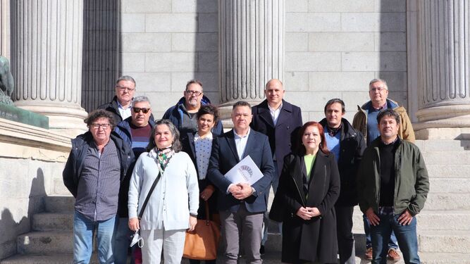 El diputado gaditano Juan Antonio Delgado y concejalas de UP en la Bahía de Cádiz con el comité de empresa de Navantia Puerto Real en febrero