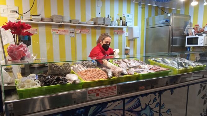 El pescado fresco se expone en el interior del mercado gastronómico San Francisco.