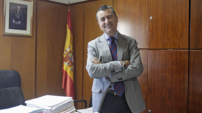 Ángel Núñez, en su despacho de la Audiencia de Cádiz