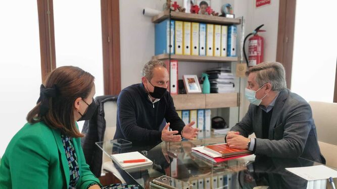 El concejal del PSOE Óscar Torres se reúne con José Amaya y Beatriz Gandullo, de Cádiz Centro Comercial Abierto.