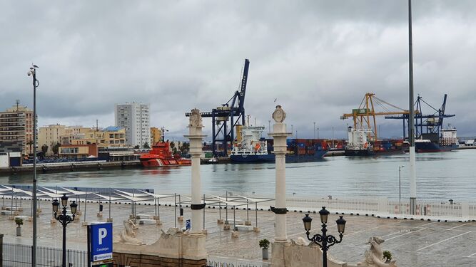 La terminal de contenedores de Cádiz se encontraba estos días repleta de portacontenedoers