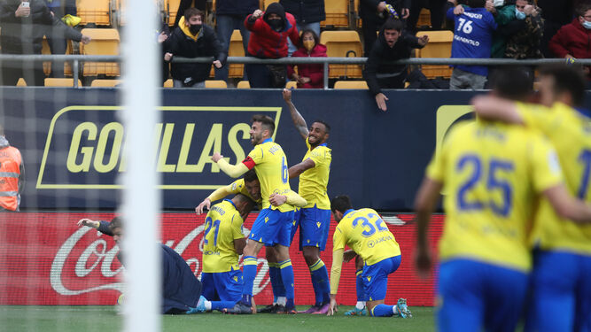 Los jugadores del Cádiz celebran eufóricos el gol ante el Villarreal.