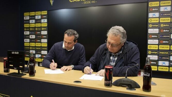 Kike Pérez (i) y David Almorza firman el acuerdo.