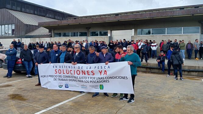 La protesta del sector pesquero de Sanlúcar en el puerto de Bonanza.