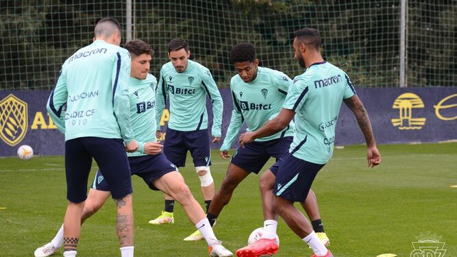 Jugadores del Cádiz en el primer entrenamiento de la semana.