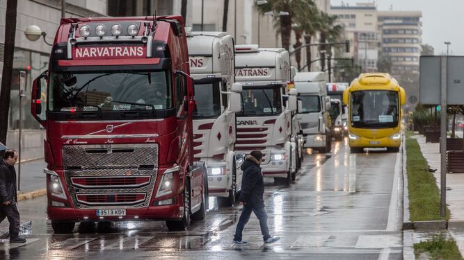 Caravana de camiones saliendo de Cádiz.