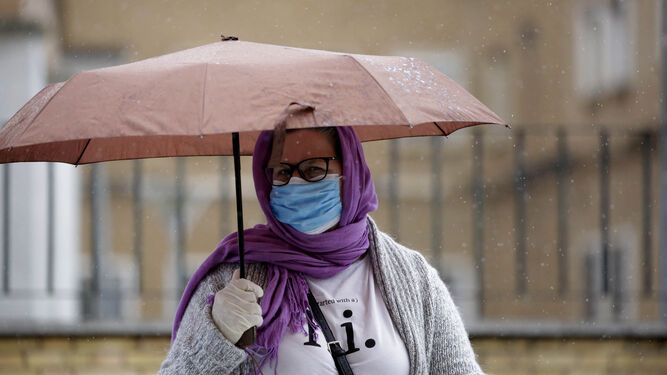 Una mujer con mascarilla y guantes para protegerse del coronavirus.
