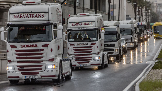Una hilera de camiones durante la huelga de transportistas.
