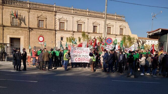 Manifestación de los vigilantes de Mersant frente al Palacio de San Telmo, en Sevilla.
