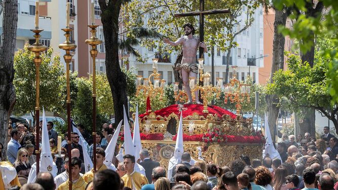 La hermandad de la Resurrección por el Parque, en los momentos finales de la Semana Santa de San Fernando.