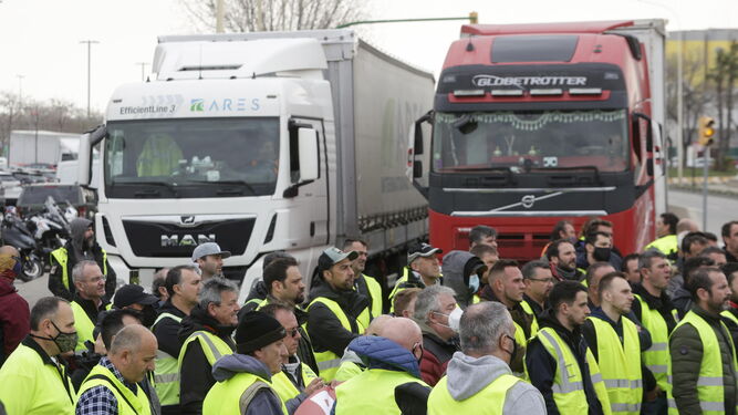 Decenas de transportistas en una de las protestas desarrolladas en Barcelona durante la huelga.