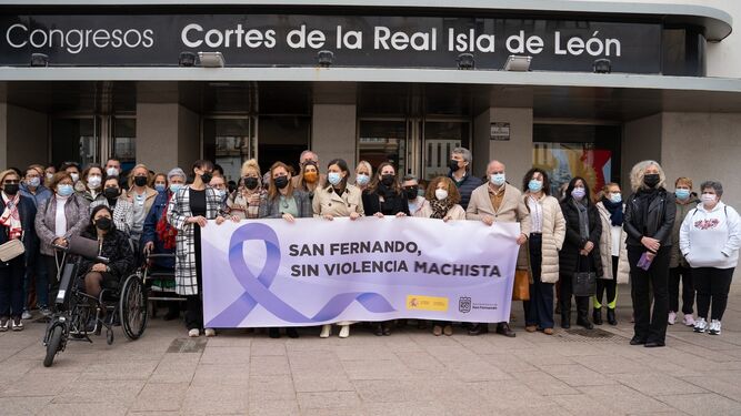 Concentración contra la violencia de género de San Fernando ante el centro de congresos.