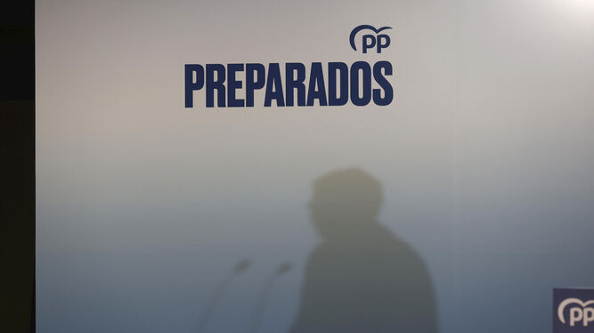 La sombra de Alberto Núñez Feijóo proyectada en un acto de su campaña de primarias del PP.
