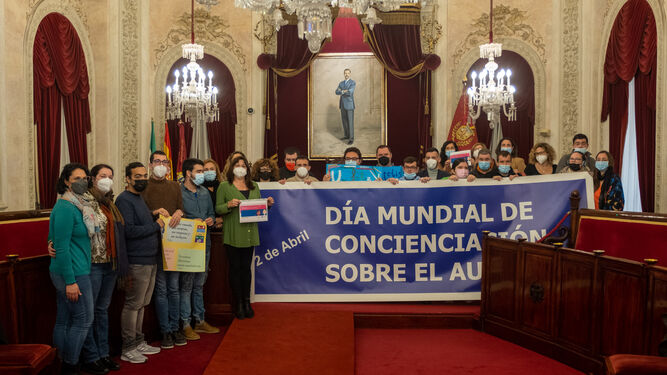 Celebración del Día Mundial de concienciación sobre el autismo en el Ayuntamiento de Cádiz.