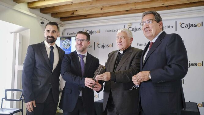 Los responsables de la banda del Rosario reciben el premio Gota a Gota de manos del obispo diocesano, Rafael Zornoza, y el presidente de la Fundación Cajasol, Antonio Pulido.