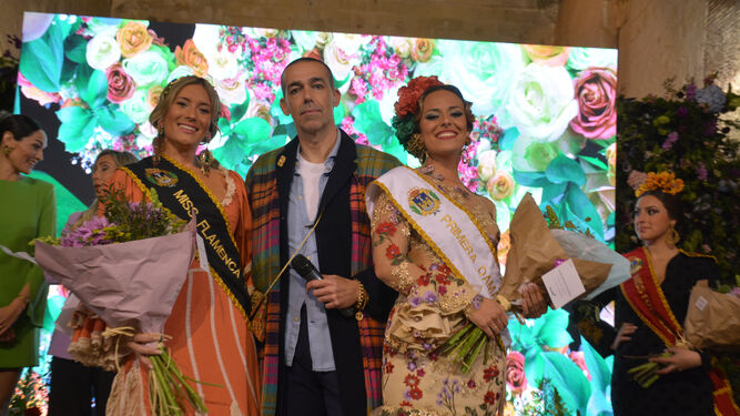 La ganadora del concurso Miss Flamenca, Anaxandra García (Izquierda), junto al concejal de Fiestas  y a su primera dama, Jara del Rocío García.