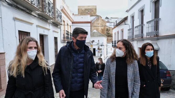 Juan Marín paseando este viernes por las calles de Setenil.
