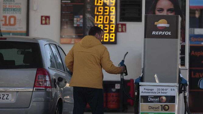 Imagen de archivo de un usuario repostando en una gasolinera de Repsol