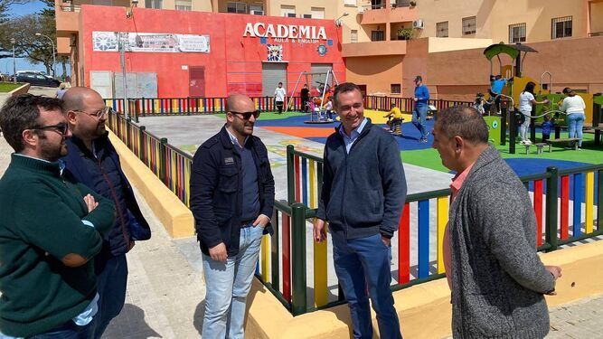 El nuevo parque infantil de la Plaza del Zodiaco ya está en funcionamiento.