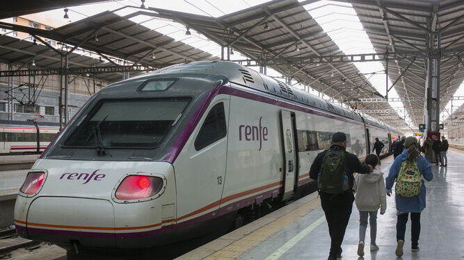 El primer tren que conecta Málaga con Granada de forma directa y por alta velocidad.