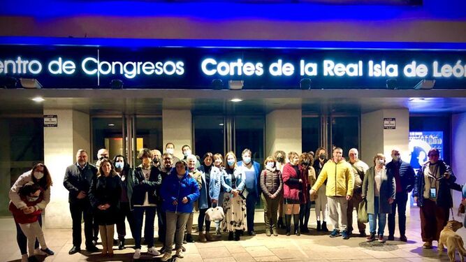 El centro de congresos de San Fernando, con luces azules por el Día Mundial del Autismo.
