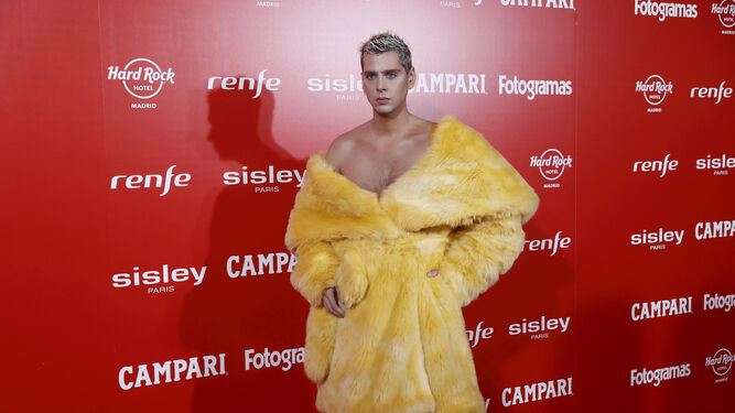Eduardo Casanova, con abrigo peluche amarillo 'oversize' y pantalón del mismo color, en los premios 'Fotogramas de Plata'.