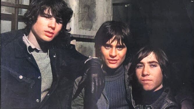 A la derecha el Torete, junto a otros dos protagonistas de 'Perros callejeros', icono del cine quinqui de los 80.
