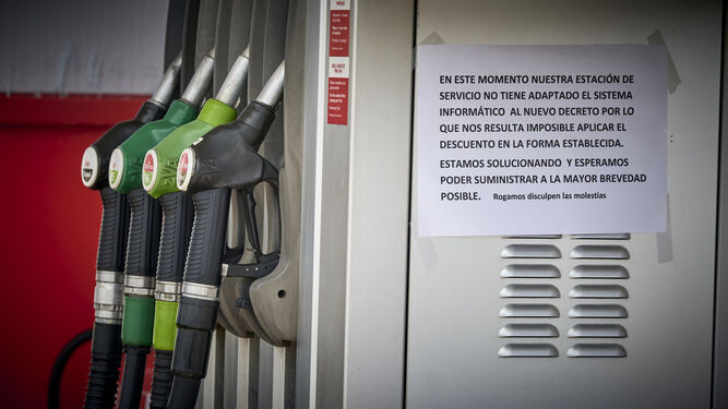 Gasolinera  cerrada por no poder sufragar la bonificación de 20 céntimos por litro de carburante.