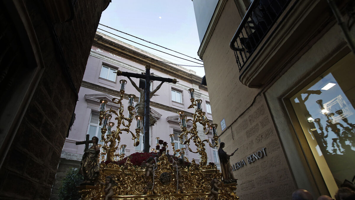 El Cristo de la Vera-Cruz, por la calle Rafael de la Viesca.