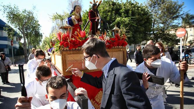 El capataz ordena la 'levantá' en el paso de la procesión de Afanas Cádiz.
