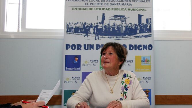 La presidenta de la Flave, Milagros Muñoz, en la sede de la entidad vecinal.