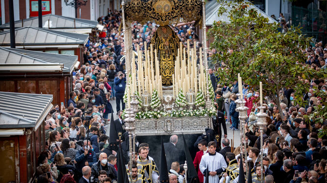 El paso de palio de la Virgen de los Dolores por el exterior del Mercado Central.