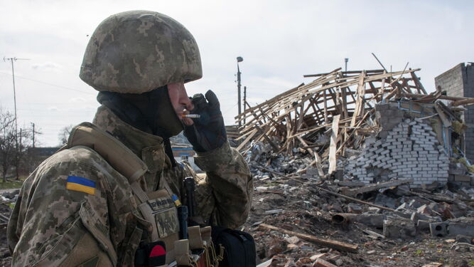 Un soldado ucraniano fuma un cigarrillo en una zona destruida de Kiev.