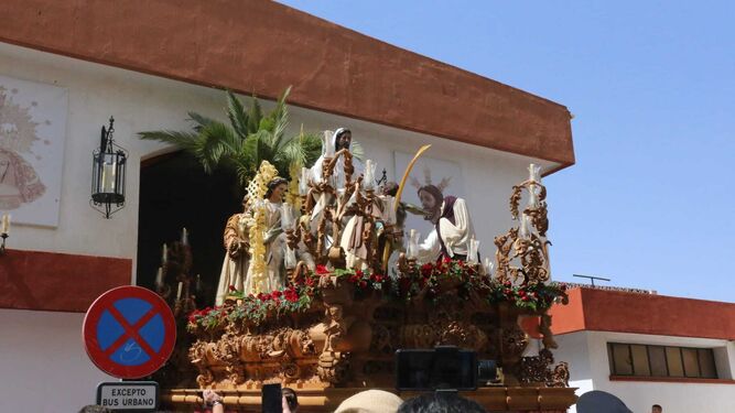 La imagen de La Borriquita, saliendo de la parroquia del Carmen y San Marcos.