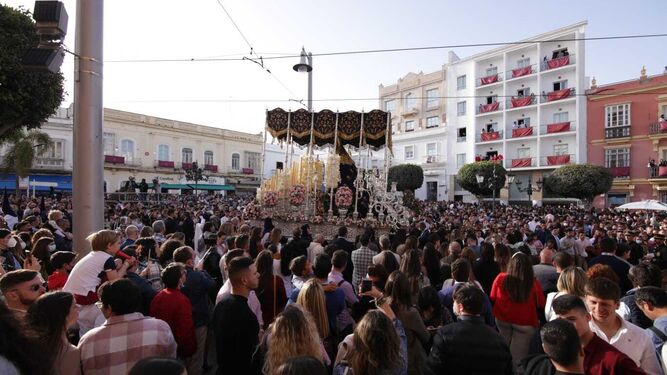 El palio de la Virgen de las Lágrimas cruza la plaza de la Iglesia llena de gente.