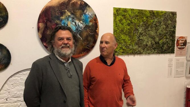 Jerónimo Pérez y Pedro Agudo visitando la exposición de Guillermo Márquez.