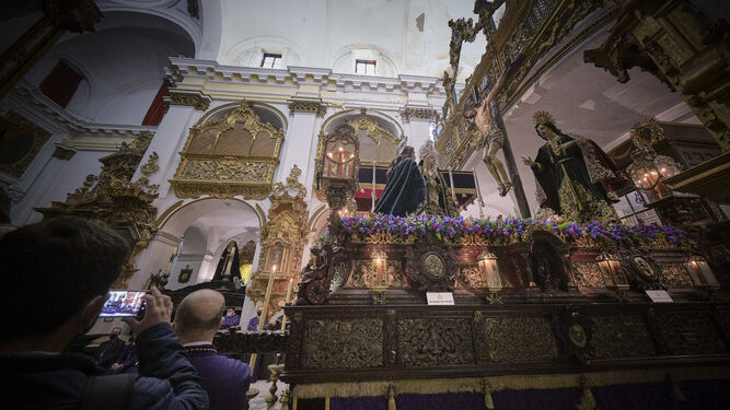 Piedad suspende su salida procesional, los hermanos de la cofradía realizan estación de penitencia en el interior de la iglesia de Santiago.