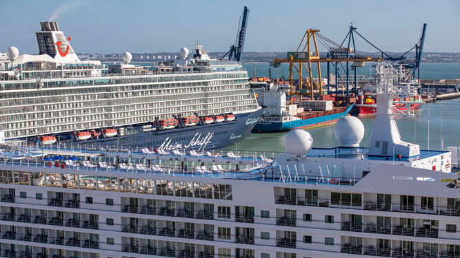 Dos de los tres cruceros que visitan este miércoles el puerto de Cádiz