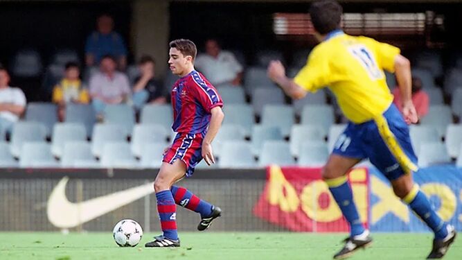 Xavi avanza con el balón mientras lo observa Barla, en el Barça B-Cádiz de 1998.