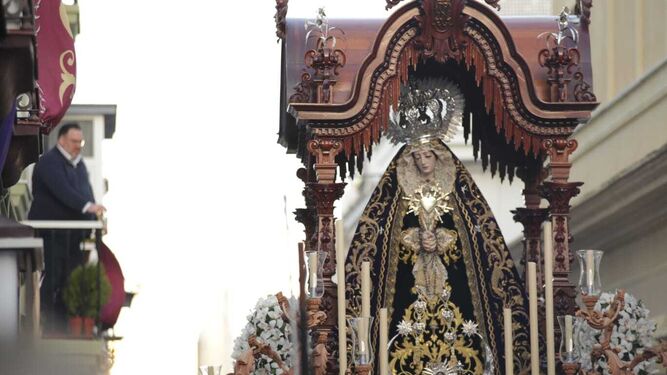 La Virgen de los Dolores de los Servitas en su característico paso de templete.