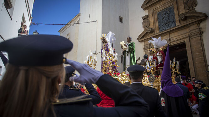 Policías en la salida de la cofradía de Sentencia en la Semana Santa de Cádiz 2022