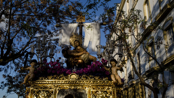 El paso de la Virgen de las Angustias por la calle Honduras.
