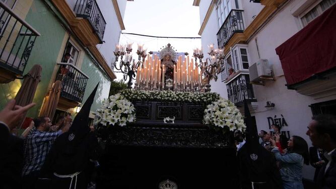 La Virgen de la Soledad, a punto de entrar en la calle Las Cortes tras dejar atrás la plaza del Rey.